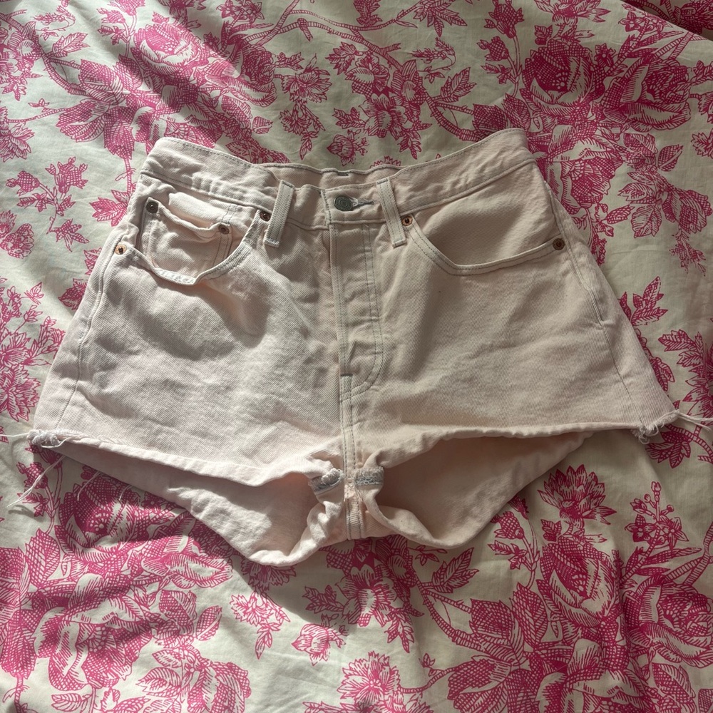 LEVI 501 button fly shorts baby pink W26